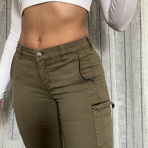 Skinny cargo pants (kaki) from Dynamite. Worn 3-4 times. Low rise. Boot cut